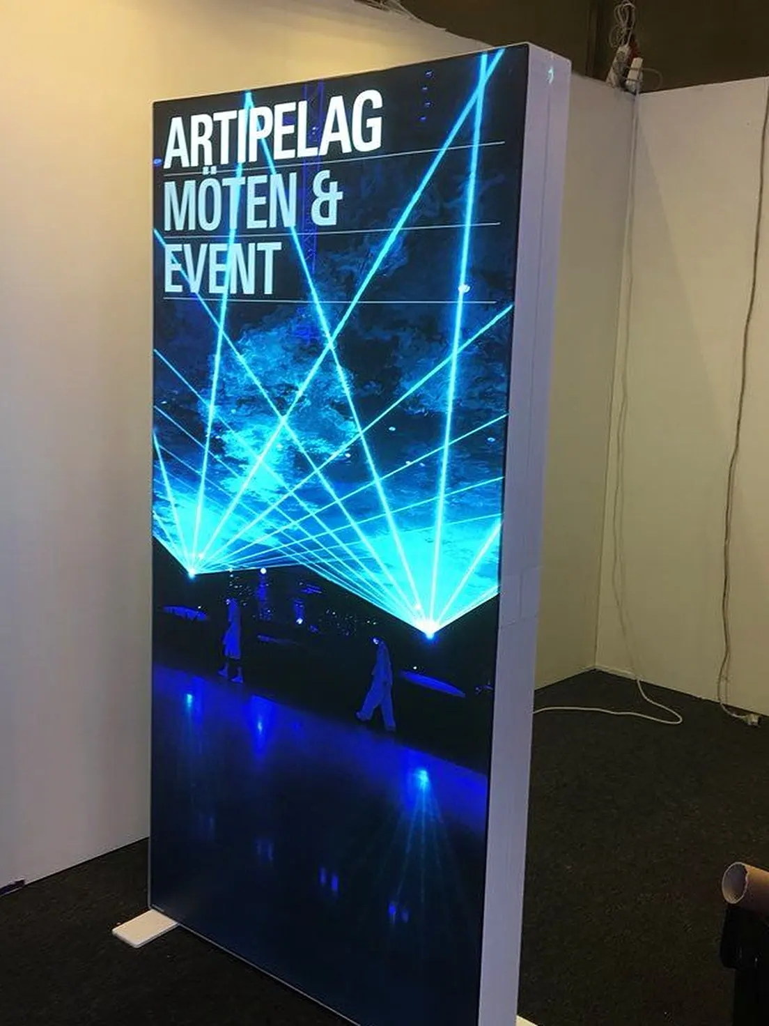 Totem publicitaire lumineux sur un salon professionnel