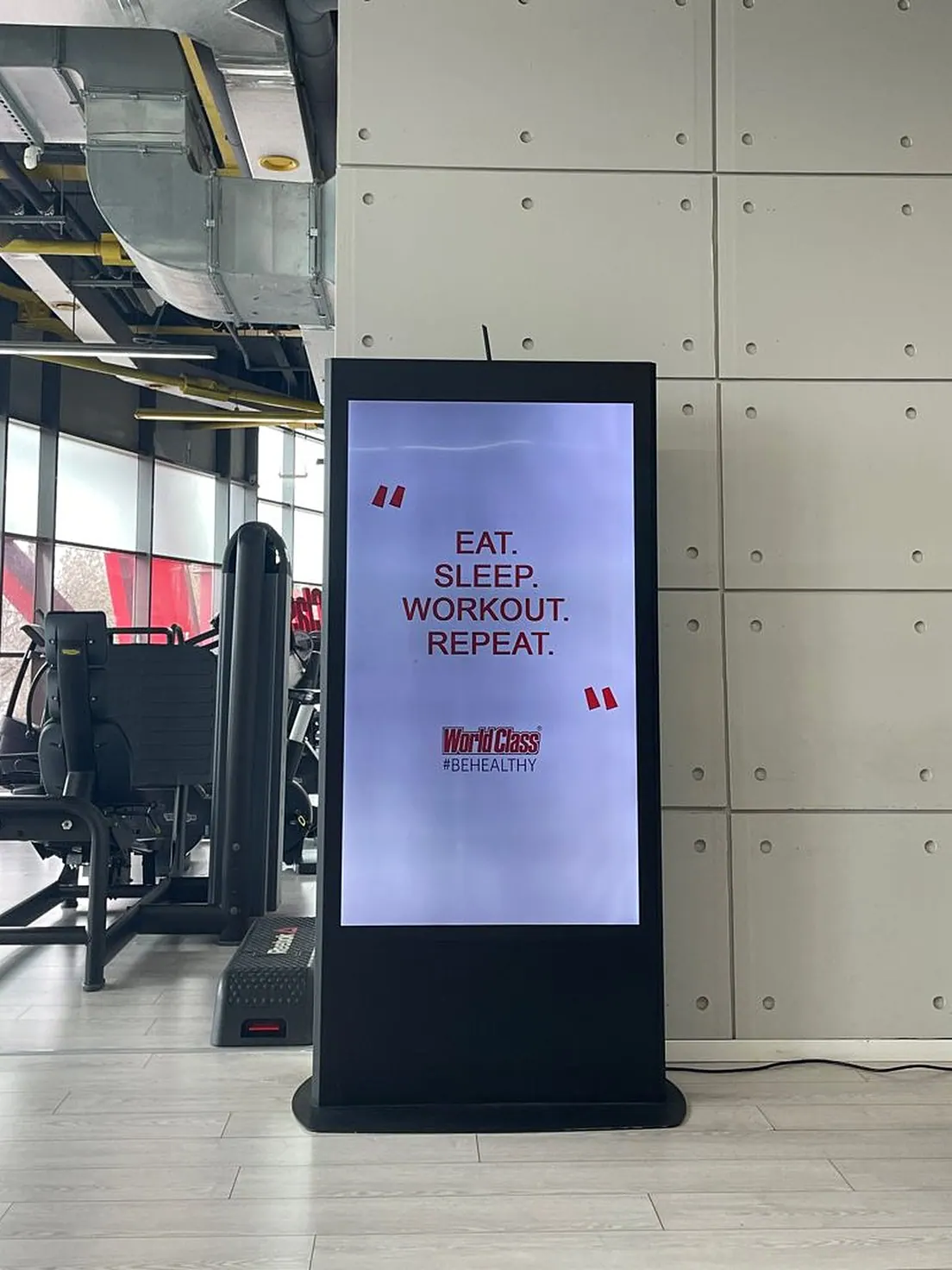 Totem d'affichage dynamique dans une salle de sport