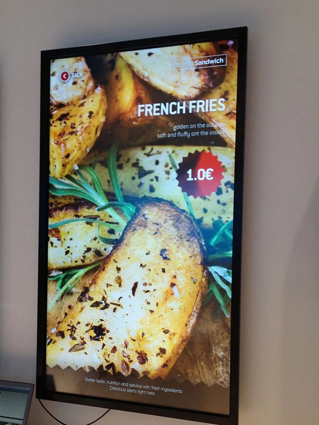 Écran de menu digital affichant une offre dans un restaurant