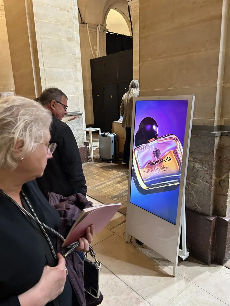 Totem publicitaire Diffuz Media 49 pouces installé en situation